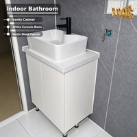 Maison conteneur extensible 40 pieds à double aile, cadre noir, panneaux gris clair rainurés, 2 chambres, 1 salle de bain, luxe, pour école