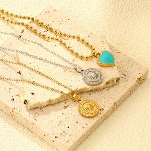 Collar de Moda con Colgante Redondo de Moneda y Estrella, de Acero Inoxidable con Baño de Oro de 18K, y Abalorios de Corazón Azul para Mujer - Product Image 1