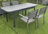 Table à manger extensible moderne pour l'extérieur avec structure en aluminium et plateau en verre pour patio et villa