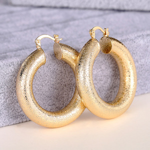 Orecchini a Cerchio Testurizzati e Vistosi per Donne, Gioielli Minimalisti e Distintivi - Product Image 5