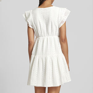 Robe mini col en V de conception OEM avec manches volantées et détails en dentelle crochet. Robe mini luxueuse 100% coton. - Product Image 3