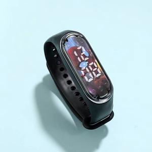 Nouvelle merveille <span class=keywords><strong>Spider</strong></span> <span class=keywords><strong>Man</strong></span> Iron <span class=keywords><strong>Man</strong></span> dessin animé enfants Flip Projection jouets montre numérique vente directe d'usine enfants montre garçons montre - Product Image 1