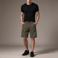 Short cargo pour homme avec poches à rabat, olive foncé, passe-ceinture, fermeture frontale, coupe droite, longueur genou, tissu slub avec détail de bande au bas de la jambe