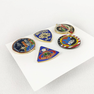 Badge personnalisé en alliage de zinc de style américain, double thème, vintage, irrégulier, avec assurance commerciale - Product Image 2