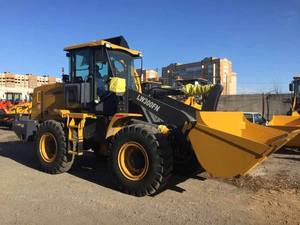 La cargadora de ruedas de servicio pesado y alta eficiencia LW300FN combina la agilidad del motor Weichai con una fuerza de excavación de 2.5 m³. - Product Image 4