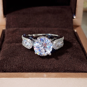 Anello di Fidanzamento Classico a Quattro Punte con Cristalli per Donne, Elegante Gioiello da Dito alla Moda - Product Image 2