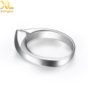 Bague unisexe polyvalente plaquée or 18 carats avec serti griffe, forme géométrique ornée de diamants, style simple et tendance, personnalisable - Product Image 4
