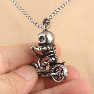 Collar Unisex de Moda de Acero Inoxidable con Colgante de Calavera Montando en Bicicleta yunnique 231062 - Product Image 3