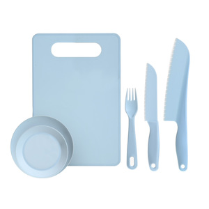 Juego de cuchillos de plástico seguros para niños en edad preescolar de 2 a 4 años, color azul, con tabla de cortar y tenedor. - Product Image 2
