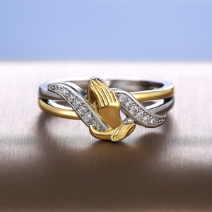 Anello Mani in Preghiera da Donna, Placcato Oro 14K con Zirconi, Regolabile, Gioiello Statement, Idea Regalo Portafortuna - Product Image 4
