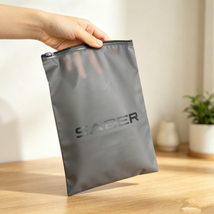 Bolsa de Plástico con Cierre Zip Negra Mate Semitransparente de 20x30cm, con Logotipo Impreso Personalizado, para Empacar Ropa - Product Image 1