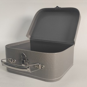 Scatola Regalo per Candele a Forma di Valigia per Bambini, Personalizzabile, in Cartone Riciclato con Manico - Product Image 1