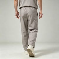 Pantalon large gris clair pour homme, coupe droite décontractée, avec pli central au genou, taille élastique avec cordon de serrage, poches obliques, style urbain