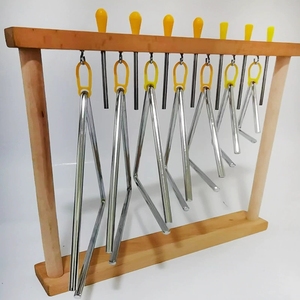 Juego de Percusión Triangular de Acero Graduado en 7 Tamaños con Soporte de Madera para Niños, Instrumento Rítmico Orff para el Aula - Product Image 3