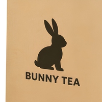Sacs en papier kraft personnalisés avec logo, poignées plates et trou de ventilation latéral pour les salons de thé, les bubble tea et les restaurants – Vente en gros