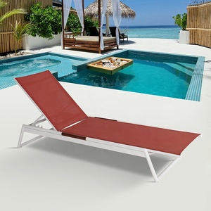 Chaises longues Teslin rouge de piscine extérieure en aluminium de plage extérieure moderne unique - Product Image 1