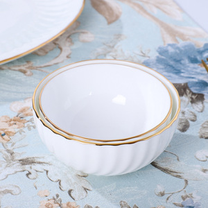 ชุดเครื่องครัวหรูหราสไตล์นอร์ดิกสีขาว ลายนูน 60 ชิ้น ทำจากเซรามิกเนื้อละเอียด พร้อมขอบทอง - Product Image 4