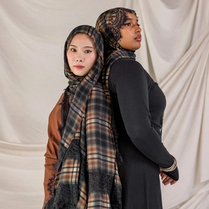 Nuova Sciarpa Lunga in Modal Rayon con Stampa a Quadri Chantilly Nera, Morbida e Traspirante, Hijab con Bordo in <span class=keywords><strong>Pizzo</strong></span> per Donne - Product Image 3