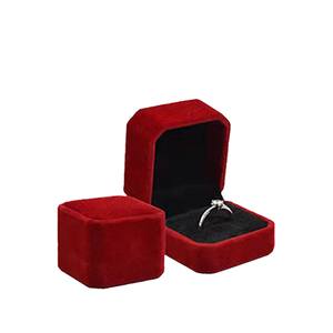 Caja de almacenamiento de exhibición de anillo de terciopelo de <span class=keywords><strong>compromiso</strong></span> de boda con logotipo personalizado caja de pendientes de franela cuadrada embalaje de regalo de joyería de plástico - Product Image 2
