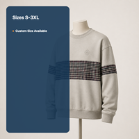 Sweat-shirt à col rond personnalisé en tissu écossais beige avec détail brodé sur la poitrine pour homme