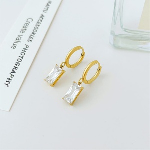Boucles d'oreilles créoles plaquées or 18 carats avec pendentif zircon délicat, style mode - Product Image 3