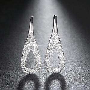 Boucles d'oreilles en or blanc E1817 avec cristaux en forme de goutte d'eau, sertissage en canal, bijoux de luxe pour femmes, pour les soirées - Product Image 4