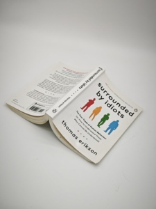 Libro de ficción: rodeado de <span class=keywords><strong>idiotas</strong></span> - Product Image 4