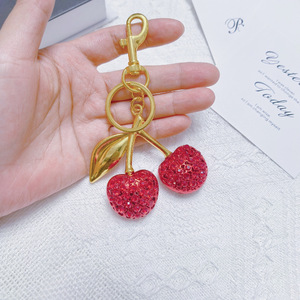 Llavero de cereza con colgante de resina de diamantes completos, dije de fruta de moda, decoración portátil para coche - Product Image 3