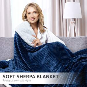 ผ้าห่มขนนุ่มสีน้ำเงินกรมท่า อุ่นสบาย ผลิตจากโพลีเอสเตอร์ฟลีซ พร้อมปลอกห่มถอดซักได้ ลายสก็อต สำหรับแมวและสุนัข - Product Image 2