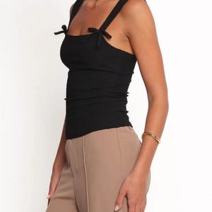 Vente en gros de blouses d'été pour femmes, sans manches, en tricot, col carré, avec logo personnalisé, coupe ajustée confortable, couleur unie, hauts pour femmes - Product Image 3