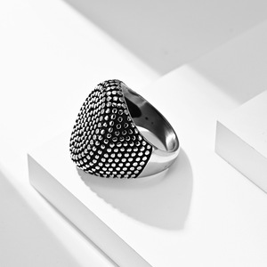 Bague texturée en forme de boule dorée pour hommes, en acier titane, style punk, bijoux cadeau - Product Image 4