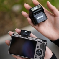 Disparador de Flash Inalámbrico Profesional para Cámaras DSLR con Sincronización de Alta Velocidad (Fuji/Leica/Hasselblad) - Modelo F2 Recargable de 55g