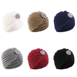 Venta al por mayor de accesorios para el cabello con logotipo personalizado al aire libre cálido acrílico de punto en blanco sombrero de invierno con cuentas joyería gorro turbante para mujer - Product Image 2