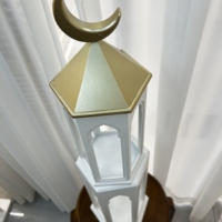 Décoration islamique du Ramadan, ornement de minaret de mosquée en bois de 74 cm, design creux en arc blanc et or pour la décoration de la fête de l'Aïd al-Fitr