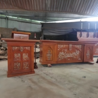 Conjunto de Altar y Atril de Madera para Iglesia con Patrones Religiosos Intrincados para Espacios Sagrados