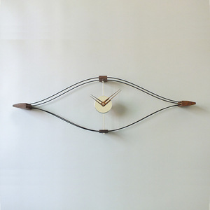 Reloj de pared nórdico moderno para el hogar, creativo diseño <span class=keywords><strong>español</strong></span> de latón, reloj de pared elegante silencioso con forma de ojo de madera maciza de nogal negro - Product Image 3