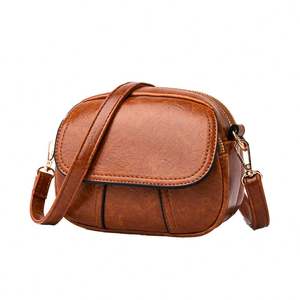 Sac à bandoulière élégant pour femme, design circulaire moderne avec monogramme en cuir véritable, vente en gros pour l'automne et l'été - Product Image 1