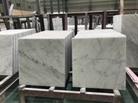 Blanc pur de Carrare de Chine naturelle polie/dalle aiguisée/carreaux/treade/pierre de marbre de comptoir en granit Staris