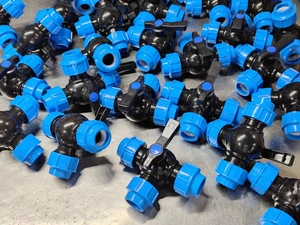 IRRIPLAST OEM Raccords de compression pour tuyaux d'irrigation en PEHD et PP ISO17885, Têtes en T et vannes à boisseau sphérique à trois voies en PP - Product Image 3