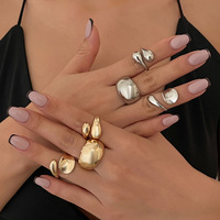 Bague ouverte unisexe en métal poli de marque de créateur, design unique en forme de goutte d'eau.