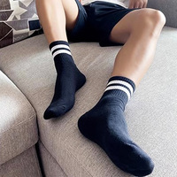 Chaussettes de sport en coton blanc à rayures noires et blanches parallèles respirantes en molleton pour hommes personnalisées en gros