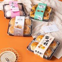 Boîtes d'emballage transparentes en PET à 4 compartiments, idéales pour les produits alimentaires tels que les macarons au chocolat et les desserts.
