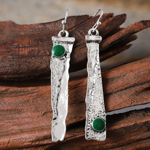 Orecchini pendenti vintage curvi e dentellati con pietra verde, stile gotico, da donna - Product Image 1