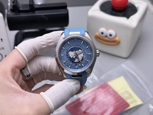 Montres mécaniques haut de gamme les plus vendues avec boîtier en cristal et nouveaux bracelets bleus de qualité supérieure - Product Image 1