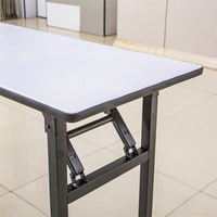 Table pliante moderne pour réceptions de mariage en plein air avec structure métallique et design rectangulaire en PVC blanc