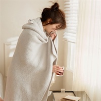 2023 mode en gros personnalisé 100% Polyester portable mignon ours solide châles pour enfants femmes hiver XXPJ