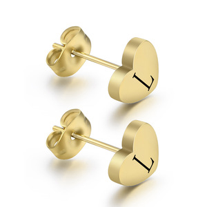 Boucles d'oreilles en forme de cœur 8MM en alliage de zinc gravées au laser avec la lettre L, bijoux cadeau - Product Image 1