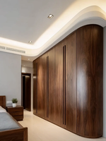 Armoire intégrée moderne en bois foncé avec portes courbées, placard d'angle sur mesure, armoire de chambre à coucher en bois massif