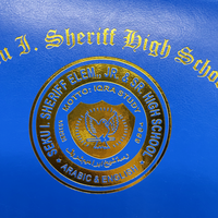 Porte-certificat en cuir format A4 avec logo personnalisé, surpiqûres droites et motif de dossier pour la remise des diplômes scolaires