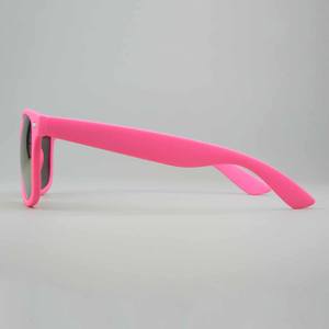 Vente en gros de lunettes de soleil de plage UV400 personnalisées de créateur, verres fluorescents certifiés CE avec lumière rose, monture jaune en PC, monture bleue - Product Image 5